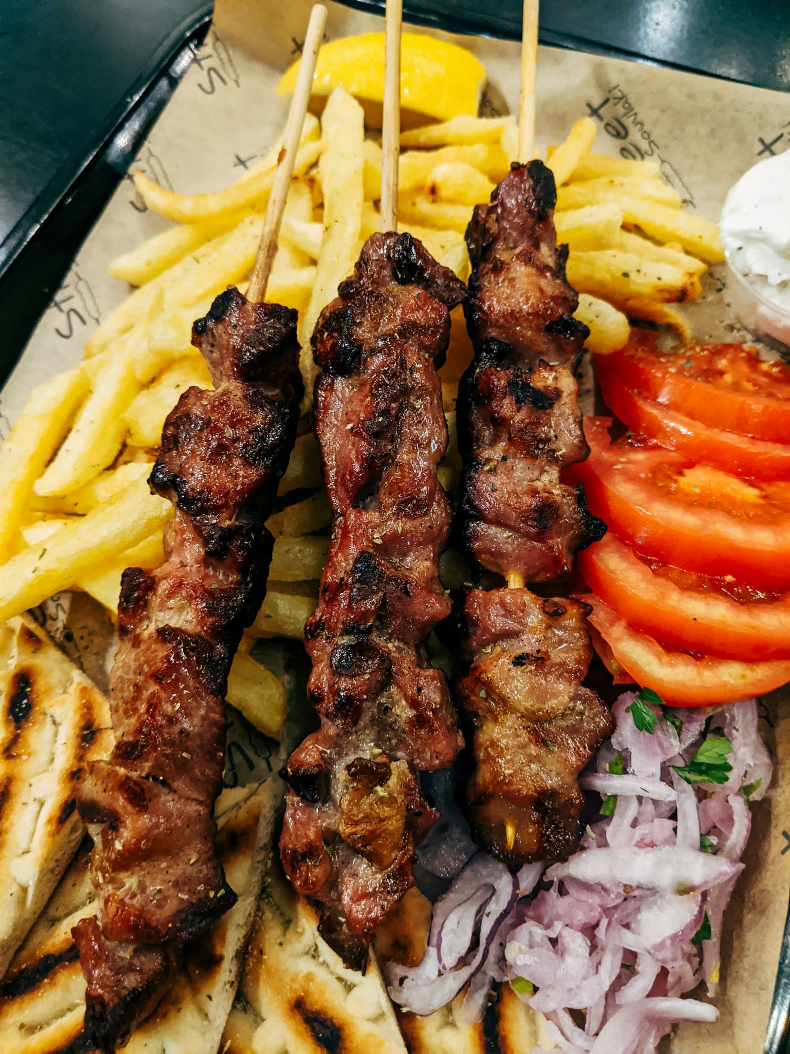 Espetinho de carne com fritas